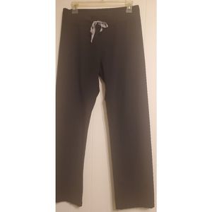 Figs Livingston black scrub bottoms. Size S